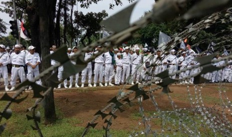 Para peserta Aksi Simpatik 55 dengan tampak kawat berduri yang menutup Jalan Medan Merdeka Utara, Jakarta, Jumat (5/5).