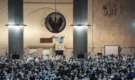 Para peserta Aksi SImpatik 55 yang melakukan shalat subuh di Masjid Istiqlal, Jakarta, Jumat (5/5).