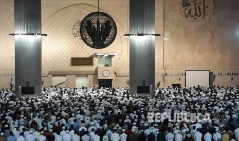 Para peserta Aksi SImpatik 55 yang melakukan shalat subuh di Masjid Istiqlal, Jakarta, Jumat (5/5).