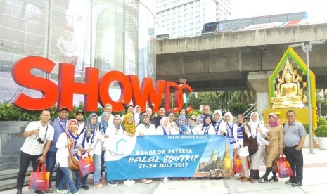 Para peserta  Bangkok Pattaya Halal Edutrip berfoto di depan ShowDC Bangkok, Thailand.