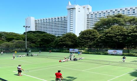 Para peserta beraksi dalam Borobudur Tennis Cup 2022. Turnamen yang digelar sebagai bagian dari HUT Hotel Borobudur Jakarta yang ke-48 ini dihelat pada Sabtu (26/3/2022) dan Ahad (27/3/2022).