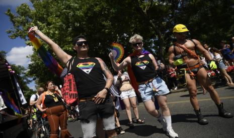 Para peserta berbaris dalam parade Budapest Pride ke-28 di Budapest, Hongaria, Sabtu, 15 Juli 2023. 