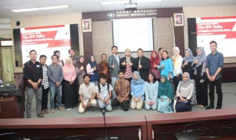 Para peserta berfoto bersama dengan pembicara The IPB Talks on Complexity and Sustainability Sciences “Indonesia Diaspora Series”.