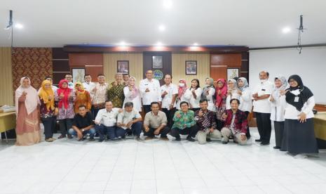 Para peserta berfoto bersama pada acara Focus Group Discussion (FGD) Pengembangan Mocaf Gunungkidul dengan tema Akselerasi Mocaf sebagai Produk Unggulan Kabupaten Gunungkidul di Kompleks Pemda Gunungkidul, Rabu (27/7/2022) lalu.