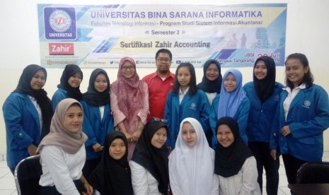 Para peserta berfoto bersama usai pelaksanaan sertifikasi Zahir Accounting di UBSI Kampus Cimone.