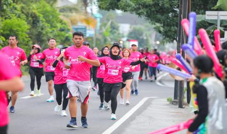 Para peserta berlari di Charity Fun Run 2024.