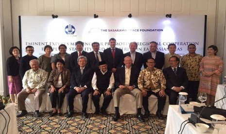 Para peserta dan pembicara Eminent Expert Meeting on Promoting Regional Cooperation for Peace, Stability, and Prosperity in East Asian Sae berfoto bersama dengan mantan Presiden BJ Habibie, di Jakarta, Senin (1/8/2016). 