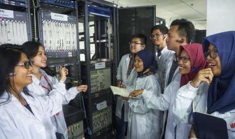 Para peserta dari Indonesia yang mengikuti program Seeds for the Future mempelajari konfigurasi 4G BTS di laboratorium Huawei di Shenzen, Guangdong, Cina, Rabu (5/9).