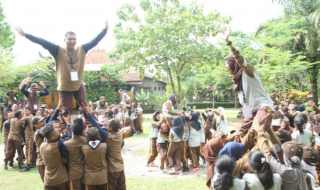 Para peserta Kemah Sosialisasi Empat Pilar MPR melakukan kegiatan outbond.