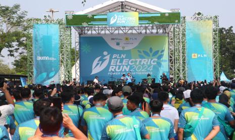 Para peserta lari menikmati suguhan hiburan oleh band GIGI di panggung utama PLN Electric Run 2024 pada Minggu (6/10) di Scientia Square Park, Gading Serpong, Tangerang. Ini merupakan event pertama di Indonesia yang menggunakan genset hidrogen hijau dalam penyelenggaraannya.