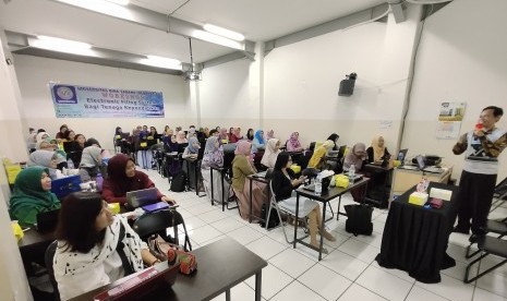 Para peserta  memperhatikan dengan seksama apa yang disampaikan oleh narasumber workshop Electronic Filling System.