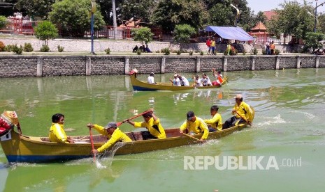 Para peserta mendayung perahu Pehchun dalam rangkaian Festival Tjimanoek Hari Jadi Kabupaten Indramayu ke-489, di Sungai Cimanuk, Kabupaten Indramayu. (Lilis Sri Handayani/Republika)