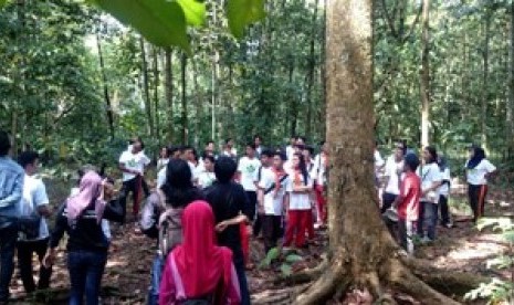 Para peserta mendengarkan penjelasan dari BEM Fakultas Kehutanan Universitas Tanjungpura, Pontianak