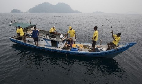 Para peserta mengikuti lomba memancing dalam Festival Karimata 2015 di Kepulauan Karimata (ilustrasi).