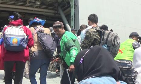   Para peserta mudik gratis dukungan TNI AL memasuki KRI Banjarmasin di dermaga Terminal Penumpang Pelabuhan Tanjung Emas, Semarang, Rabu (26/4). 