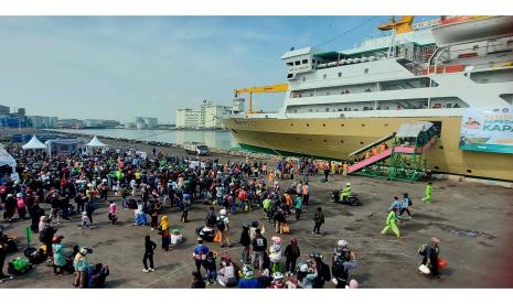 Para peserta mudik gratis Kementerian Perhubungan yang baru tiba dengan Kapal Motor (KM) Dobonsolo bersiap meninggalkan dermaga Pelabuhan Tanjung Emas Semarang.