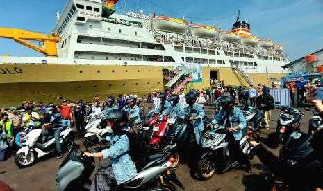   Para peserta mudik gratis Kementerian Perhubungan yang baru tiba dengan Kapal Motor (KM) Dobonsolo bersiap meninggalkan dermaga Pelabuhan Tanjung Emas Semarang untuk melanjutkan perjalanan ke berbagai daerah tujuan di Jawa Tengah, Ahad (16/4).