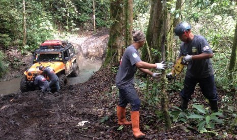 Para peserta Off-Road Andalas 2019 berusaha melewati rintangan di trek Siosar Brastagi, Kamis (14/2).