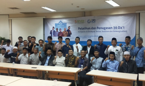 Para peserta pelatihan berfoto bersama dengan salah satu nara sumber, Prof Amin Suma. 