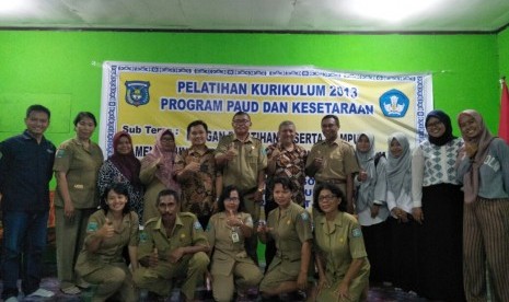 Para peserta pelatihan dan workshop Kurikulum 2013 berfoto bersama dengan nara sumber, Zulfikri Anas. 