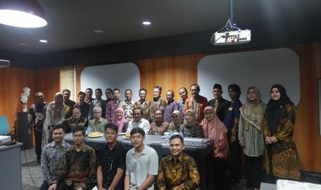 Para Peserta Pelatihan Nasional Standardisasi Kompetensi Dosen Pancasila sedang mengikuti pembukaan dan orientasi di Gedung Bisnis Center Lt.4 UMJ, Selasa (23/4/2024).