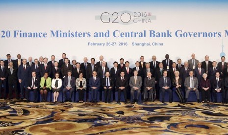 Para peserta pertemua G20 berpose sebelum pertemuan Menteri Keuangan dan Kepala Bank Sentral di Shanghai, Cina, (27/2).