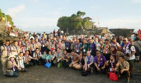 Para peserta pertemuan Pimpinan Pramuka se-Asia Pasifik ke-9 foto bersama di Tanah Lot