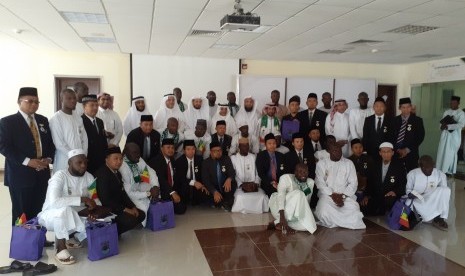 Para peserta program pelatihan peningkatan bahasa Arab di Universitas Umm Al Qura berfoto dengan dekan Fakultas Bahasa Arab Universitas Umm Al Qura, Syekh Dr Hasan bin Abdul Hamid Bukhari, Ahad (21/7). 