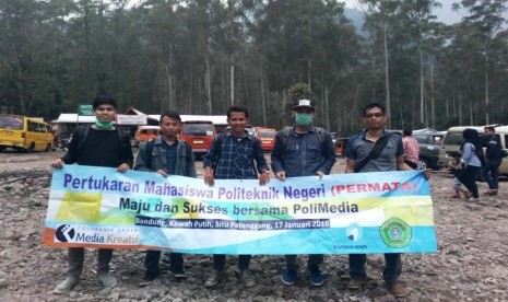 Para peserta program pertukaran mahasiswa Politeknik Negeri Indonesia (Permata) mengunjungi Kawah Putih, Bandung, Ahad (17/1).