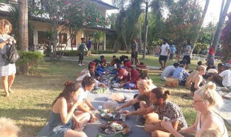 Para peserta Sail Moyo Tambora mengikuti tradisi Begibung (makan bersama) bersama warga terdampak gempa di Desa Medana, Kecamatan Tanjung, Kabupaten Lombok Utara, NTB, Senin (17/9).