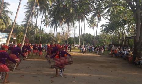 Para peserta Sail Moyo Tambora mengikuti tradisi Begibung (makan bersama) bersama warga terdampak gempa di Desa Medana, Kecamatan Tanjung, Kabupaten Lombok Utara, NTB, Senin (17/9).