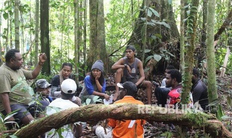  Para peserta saling berbagi pengalaman menyangkut pelestarian hutan dan lingkungan di tanah Papua Minggu (5/11). Melalui cara semacam ini, kegiatan Kemah Hutan Papua berusaha membangun soliditas pemuda dan transformasi sosial di tanah Papua.