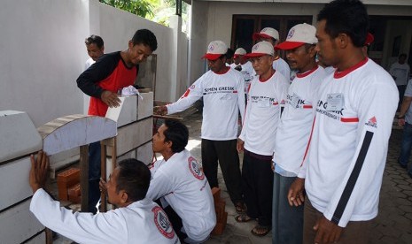 Para peserta sedang memperhatikan demo cara membuat bangunan yang baik dan benar di Gedung KDPDK, Lorok, Kecamatan Ngadirojo, Kabupaten Pacitan (9/4).