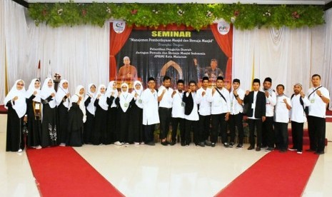 Para peserta seminar tentang pemberdayaan masjid dan remaja masjid, berfoto bersama.