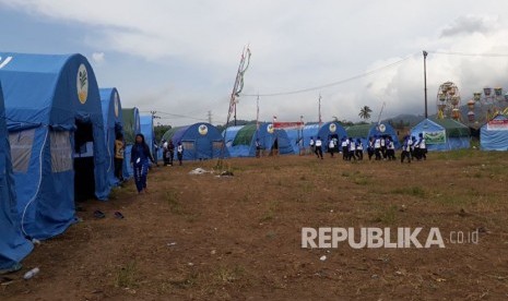 Para peserta Tagana mengikuti Jambore dan bakti sosial Tagana. Mereka bermalam dan tinggal di tenda, di Kota Tomohon, Sulawesi Utara (Sulut), Rabu (25/10).