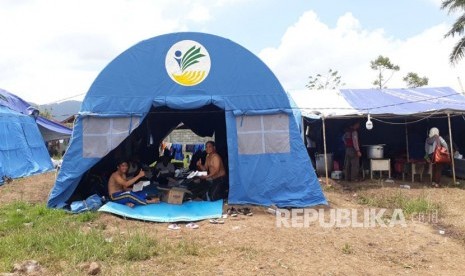 Para peserta Tagana mengikuti Jambore dan bakti sosial Tagana. Mereka bermalam dan tinggal di tenda, di Kota Tomohon, Sulawesi Utara (Sulut), Rabu (25/10).