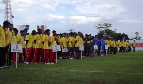 Para Peserta Tim Sepakbola PPLP saat pembukaan Kejurnas Sepakbola Antar PPLP/PPLD 2015 di Stadion Depati Amir, Pangkal Pinang, Bangka Belitung, Selasa (26/5).