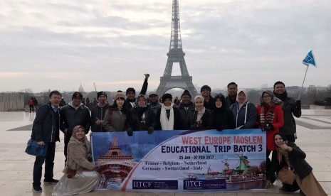 Para peserta West Europe Moslem Educational Trip (WEMET) batch 3 berfoto bersama dengan latar belakang Menara Eiffel, Paris, Perancis.