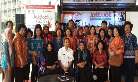 Para peserta workshop membaca dari Palangkaraya dan Pamekasan berfoto bersama di ajang Jakbook  Ikapi DKI Senayan Jakarta, Rabu (29/7).