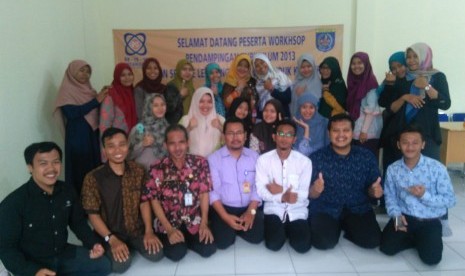 Para peserta workshop pendampingan Kurikulum 2013 berfoto bersama di SD Prestasi Global Depok.