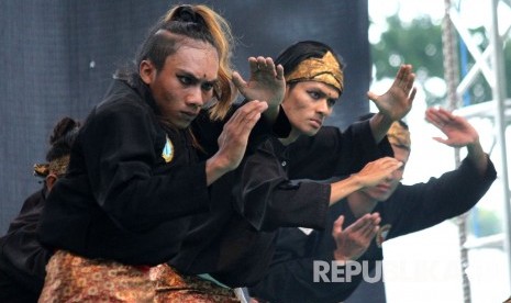 Para pesilat anak-anak memperagakan gerakan-gerakan silat pada acara Temu Pendekar Internasional 2 yang digelar Masyarakat Pencak Silat Indonesia (MASPI), di Balai Kota Bandung.