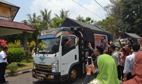 Para petani kopi organik melepas dua unit truk di Politeknik Pembangunan Pertanian, Malang, Jawa Timur, Kamis (1/11). Dua unit truk itu membawa puluhan ton kopi milik petani di Malang dan sekitarnya untuk dijual ke PT Okuori Bumi Nusantara, perusahaan penjual kopi di Bogor, Jawa Barat.