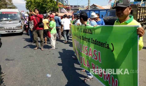 Para petani tebu yang tergabung dalam Andalan Petani Tebu Rakyat Indonesia (APTRI) Jabar menggelar aksi dengan menghadang truk pengangkut tebu dan membagikan gula kepada warga secara gratis di depan pintu masuk Pabrik Gula Sindanglaut, Kecamatan Lemahabang, Kabupaten Cirebon, Kamis (24/8). 