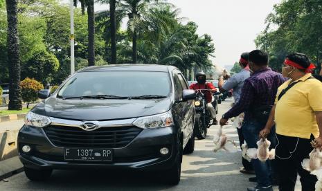 Para peternak yang tergabung dalam Gabungan Organisasi Peternak Anak Nasional berunjuk rasa dengan membagikan ayam secara gratis di depan kantor Kementerian Pertanian, Jakarta Selatan, Selasa (1/9). Mereka menuntut anjloknya harga ayam hidup di tingkat peternak yang jauh dari Harga Pokok Produksi (HPP).