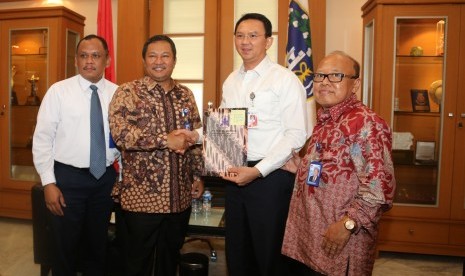 Para petinggi PT Taspen bersama Gubernur DKI Jakarta Basuki Tjahaja Purnama.