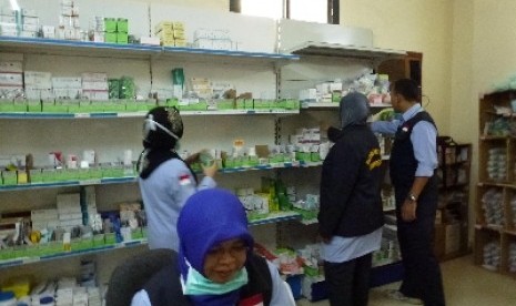 Para petugas dari Balai Pengobatan Haji Indonesia (BPHI) Madinah sedang mengecek ketersediiaan obat, Selasa (25/9). 