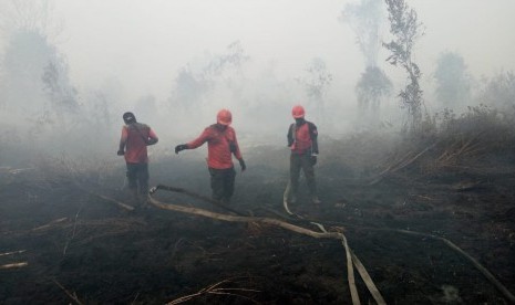 Para petugas gabungan pemadaman titik api karhutla di Riau