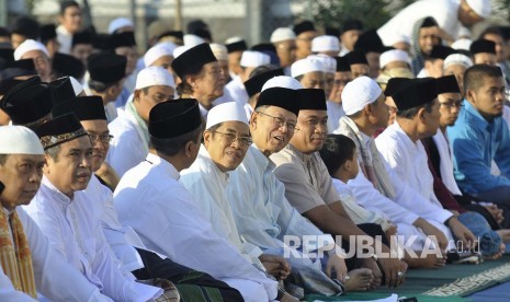 Para petugas lapas dan warga binaan sedang melakukan shalat Idul Fitri berjamaah di Lembaga Pemasyarakatan Sukamiskin, Kota Bandung, Rabu (6/7). (Mahmud Muhyidin)