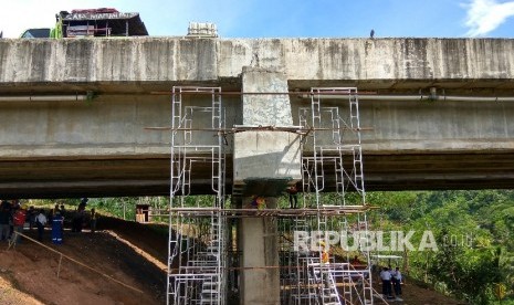 Jembatan Cisomang Tol Cipularang KM 100+800, Kampung Cisomang, Desa Depok, Kecamatan Darangdan, yang mengalami pergeseran,Jumat (23/12).