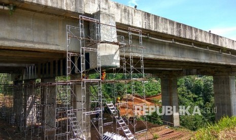 Para petugas melakukan pemerikasaan di bawah Jembatan Cisomang, Kabupaten Purwakarta, Jumat (23/12). 